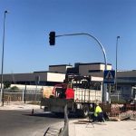obras para la instalacion de nuevos semaforos en la calle Juan Pablo II y paseo de las camelias